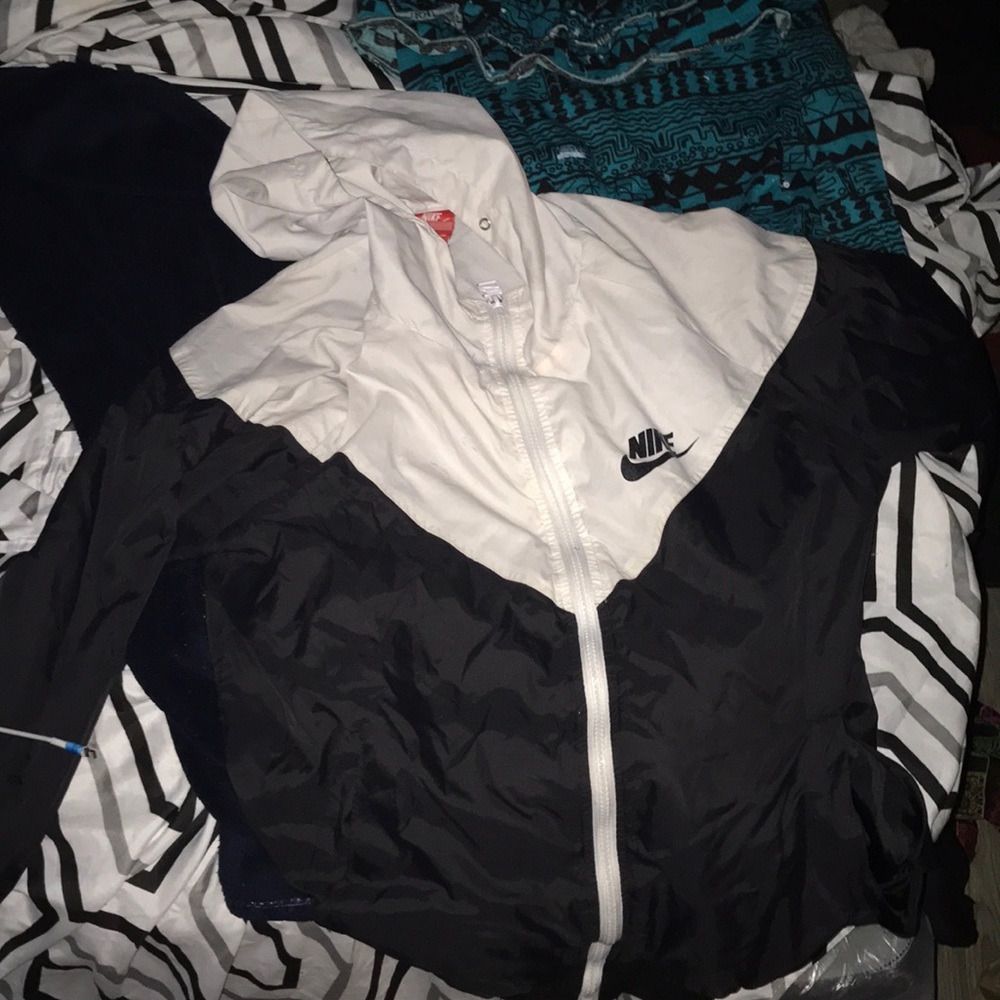 a nike windbreaker - Picture 1 of 3